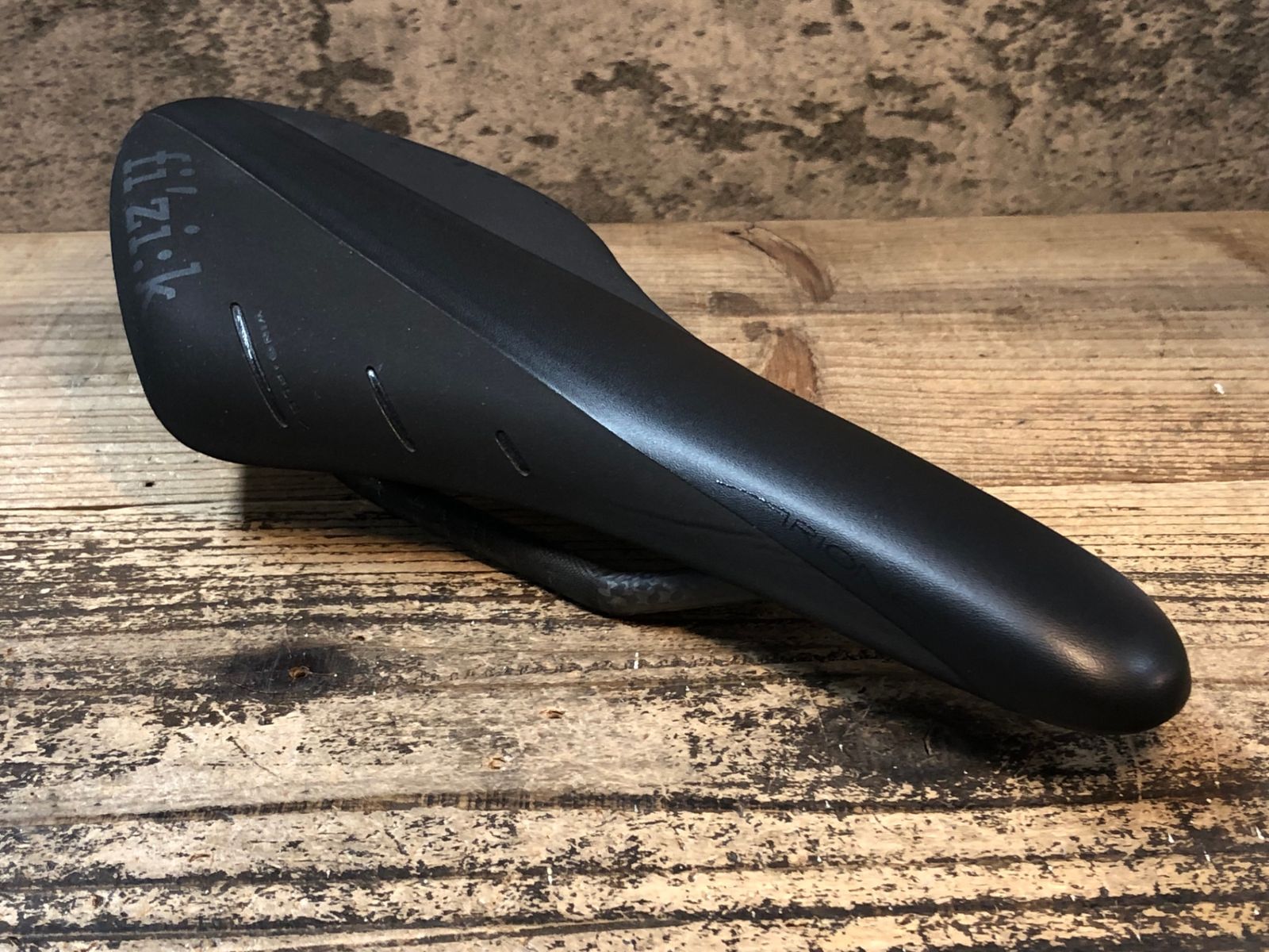 JM952 フィジーク fizik アリオネ ARIONE R1 サドル 黒 BRAIDED 126mm