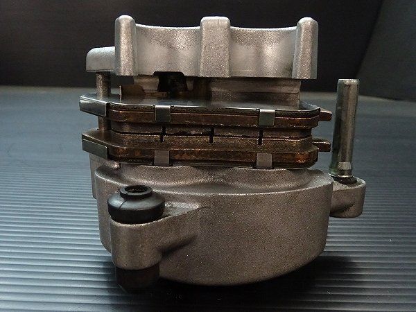 フロントブレーキキャリパー