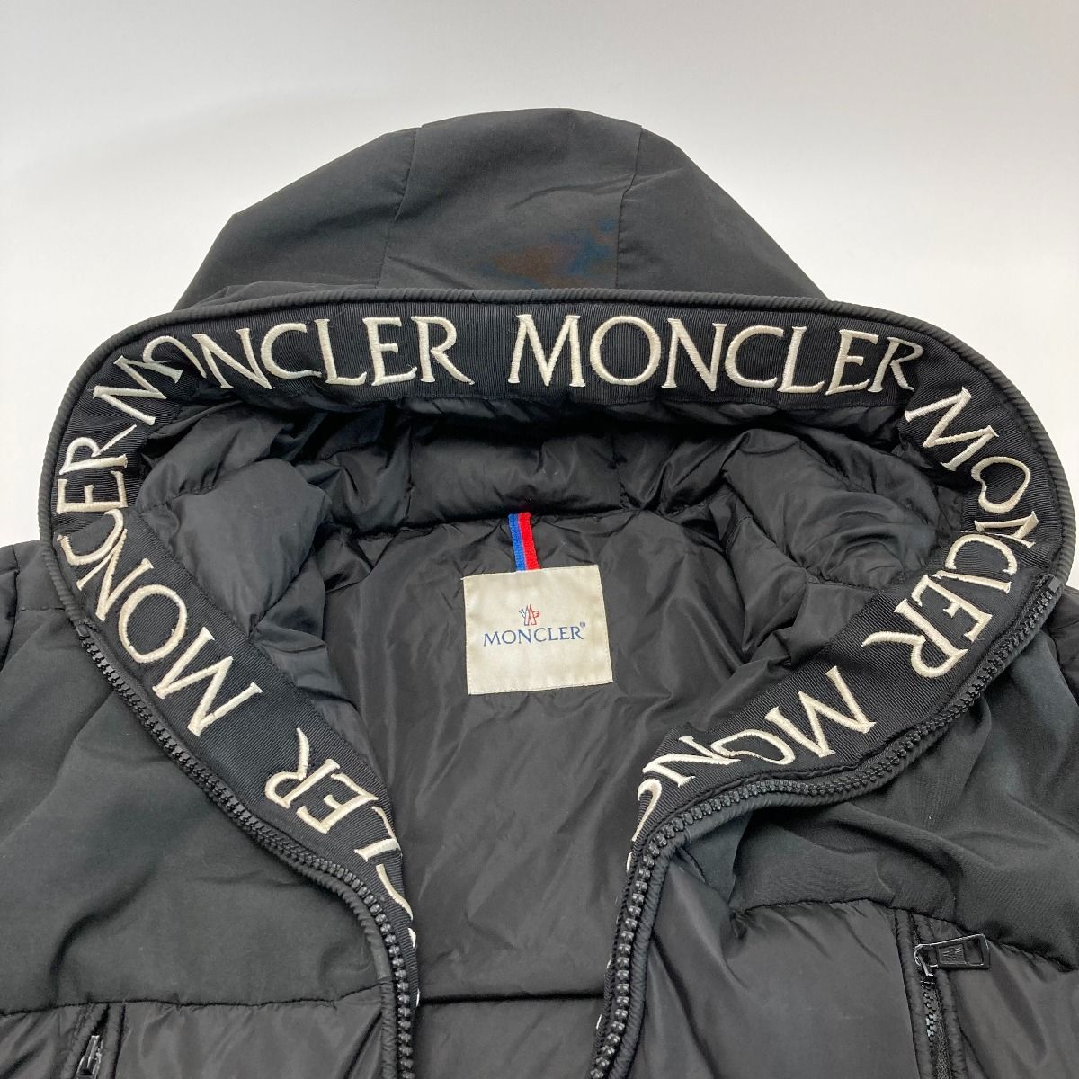 MONCLER モンクレール ダウンジャケット ブラック アニメタグ MONCLER(モンクレール)ダウンジャケットのアニメタグほつれ・取れ修理