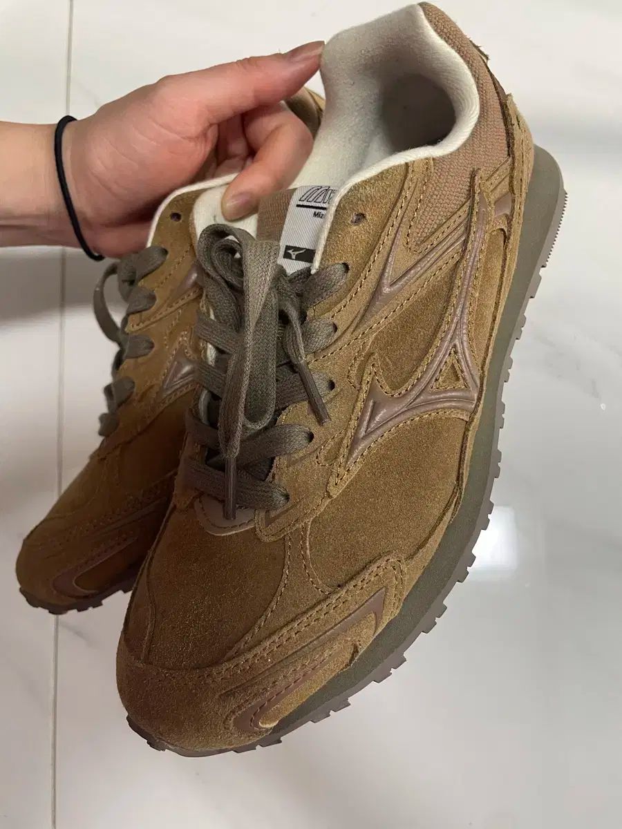 ミズノ LG60S2K スニーカー 240