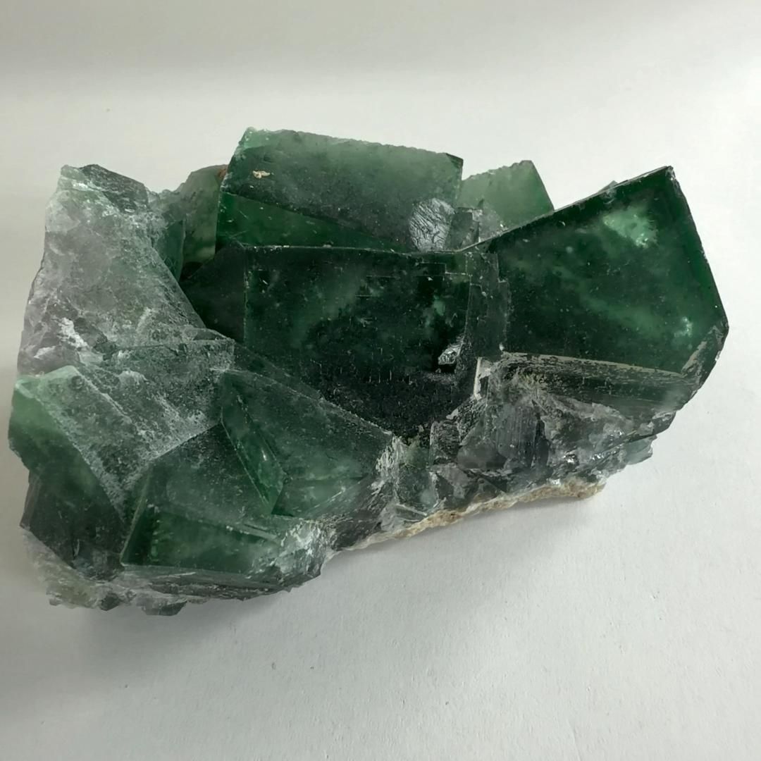 E31610 強い蛍光 マダガスカル産 蛍石 クラスター フローライト 蛍光鉱物 天然石 鉱物 原石 パワーストーン