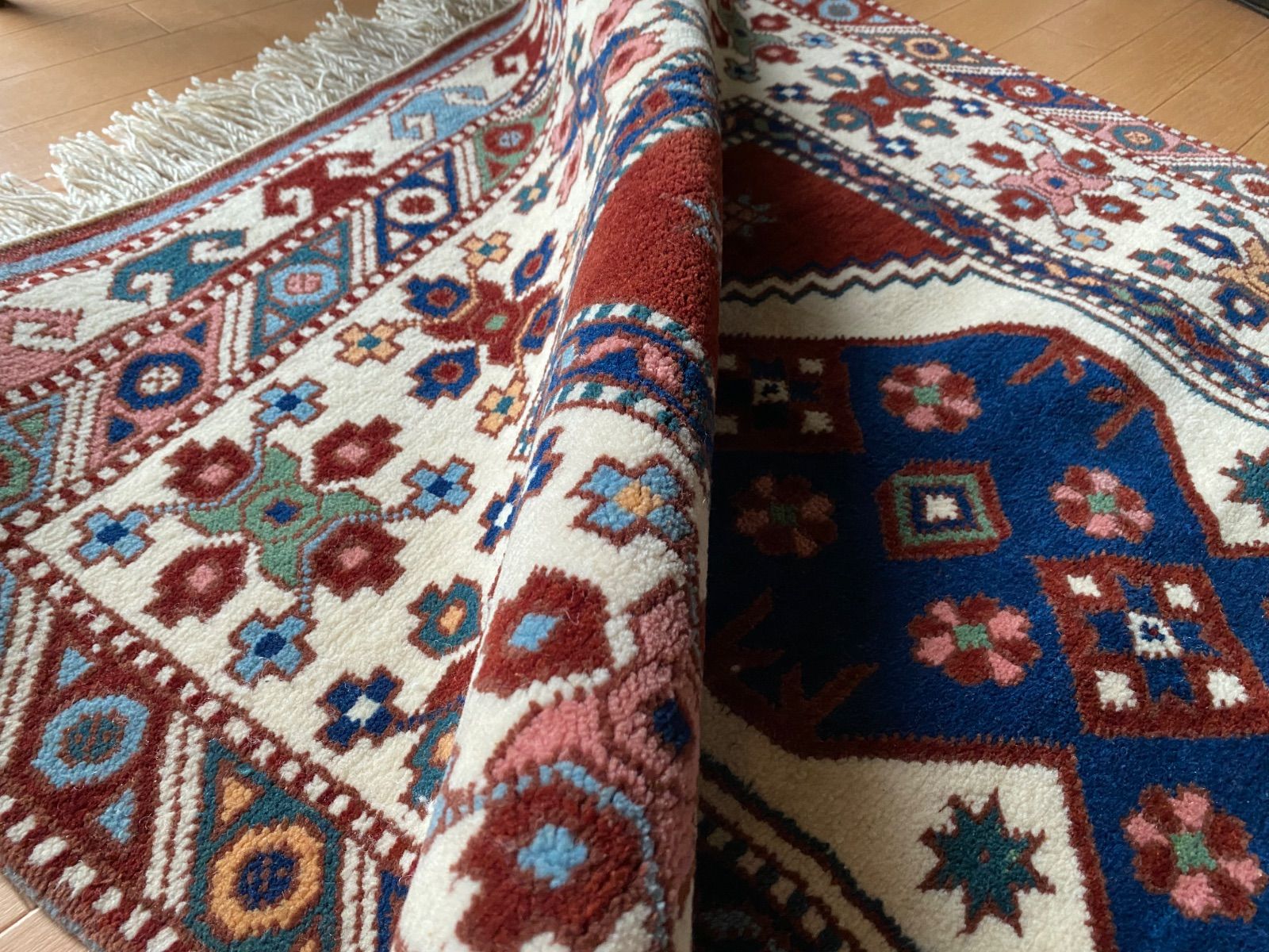 エーゲ海沿いユントダ―の手織り草木染ふわふわ厚みのある絨毯