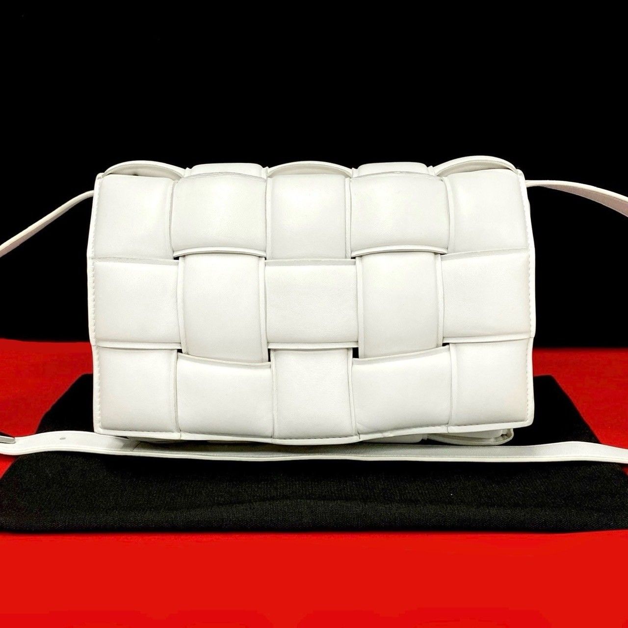 美品 ボッテガヴェネタ パデッド カセット ショルダーバッグ ホワイト  