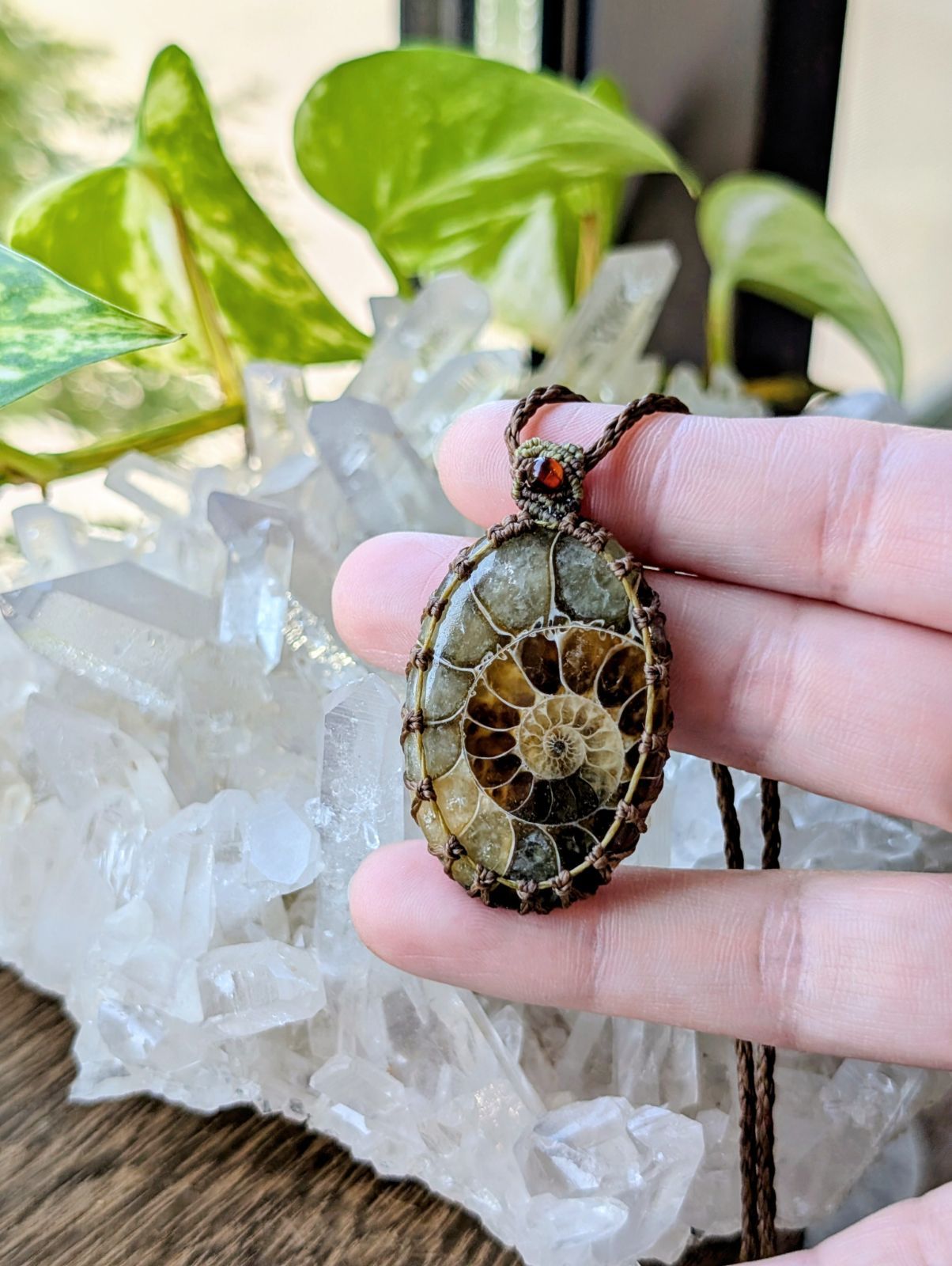 ☆アンティークカラー☆アンモナイト・化石☆マクラメ編みネックレス