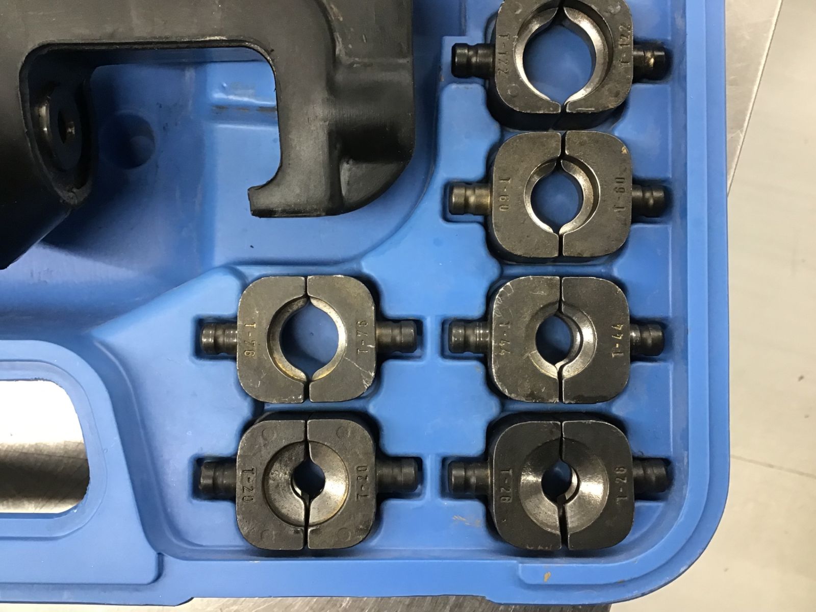 〇泉精器(IZUMI) 手動油圧式圧縮工具 15号B【戸田店】