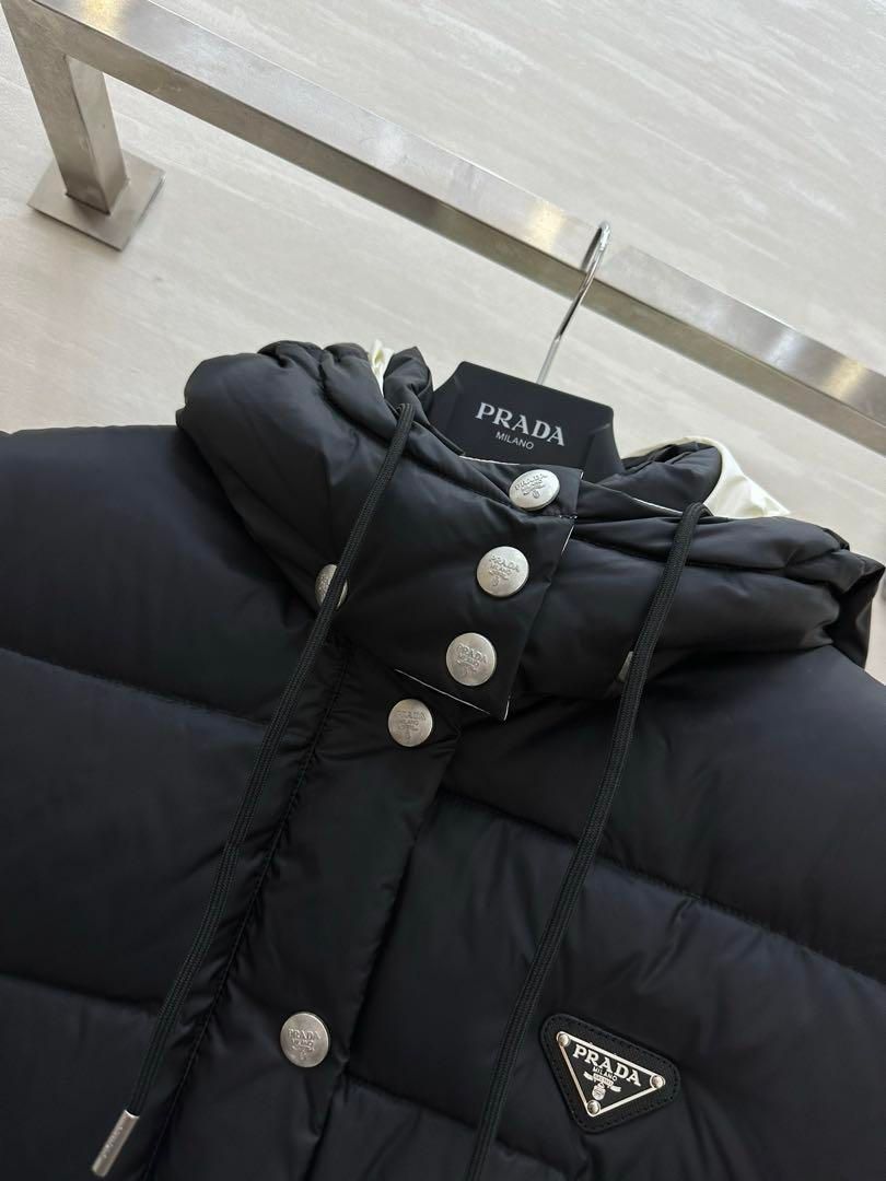 PRADA ダウンベスト フード付き 黒｜本日限定特価｜新品未使用