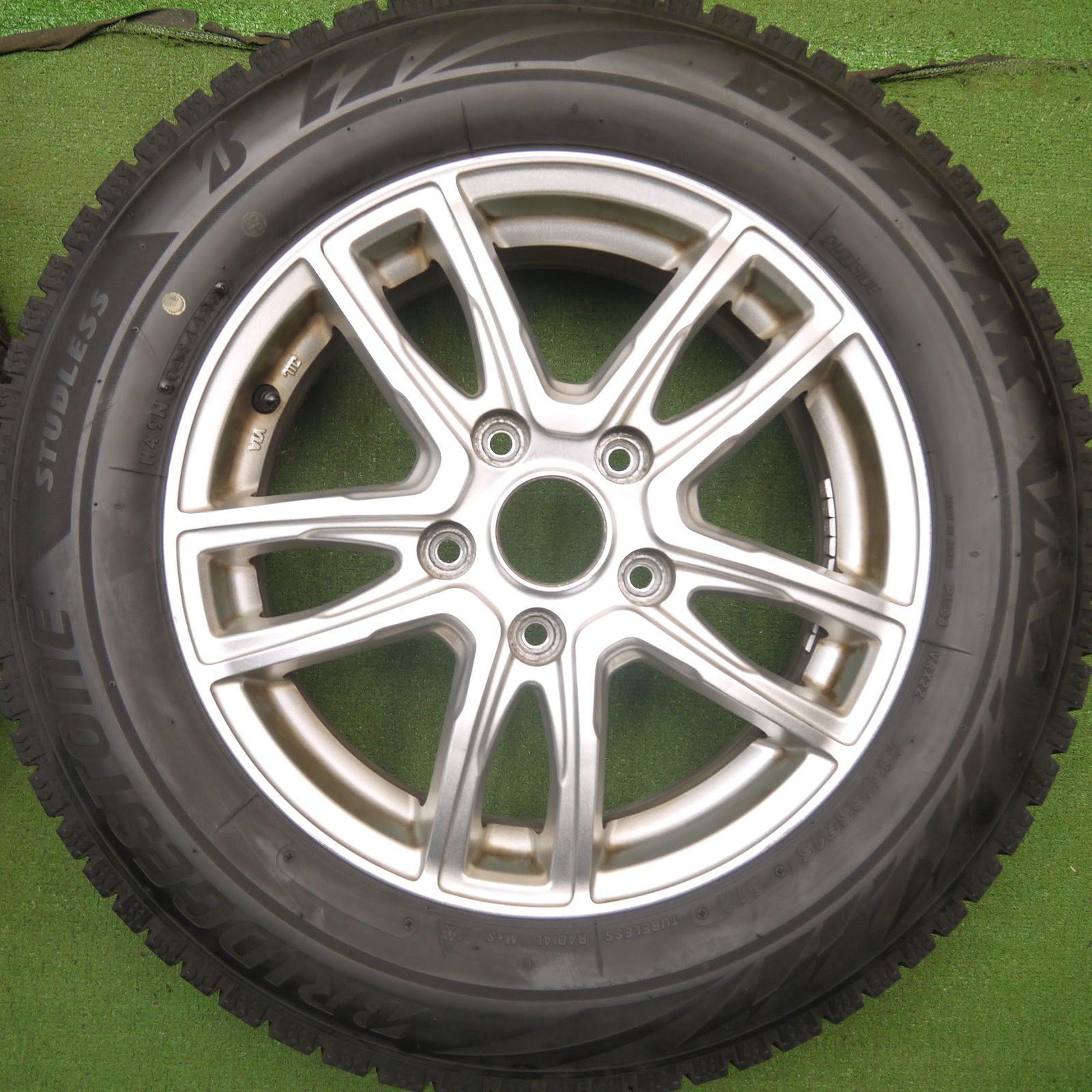 送料無料]バリ溝！22年！9.5分☆スタッドレス 195/65R15 ブリヂストン 