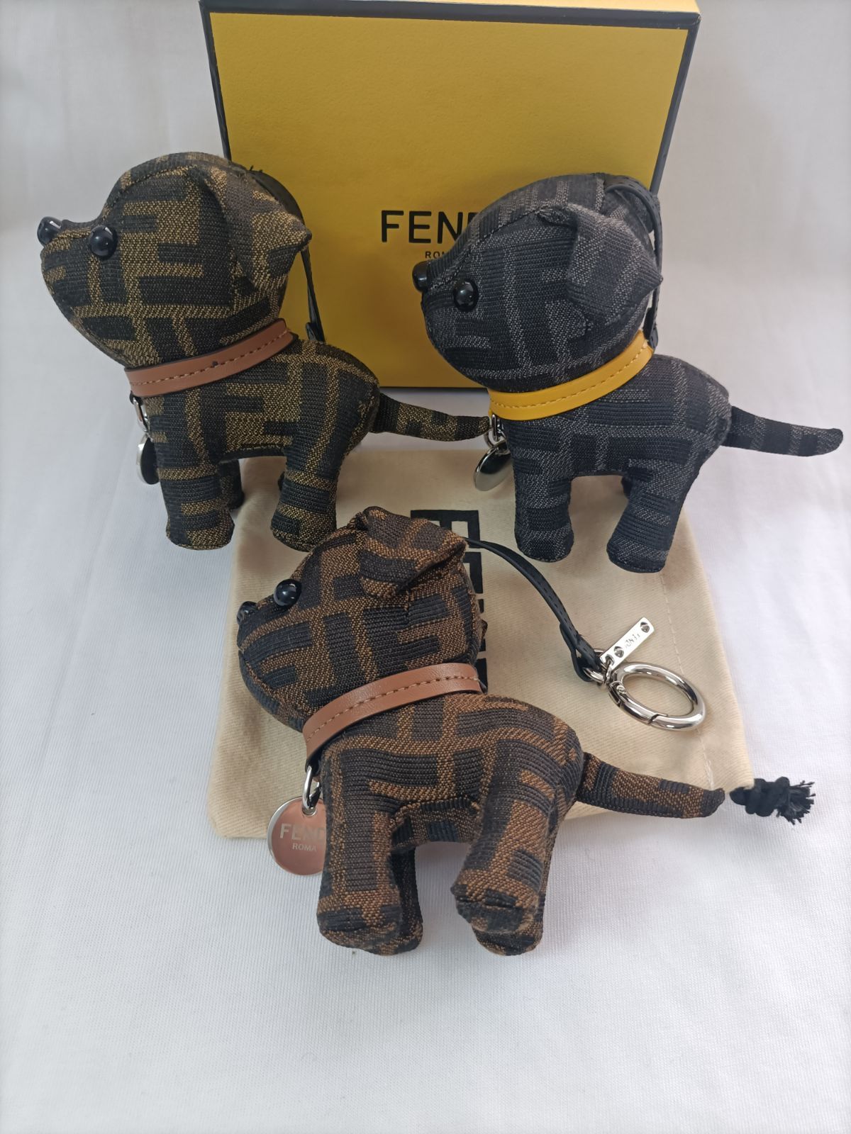 お薦め★フェンディ キーホルダー メンズ バッグチャーム 犬 フェンディ FFモチーフ ロゴ入りドッグカラー キーホルダー