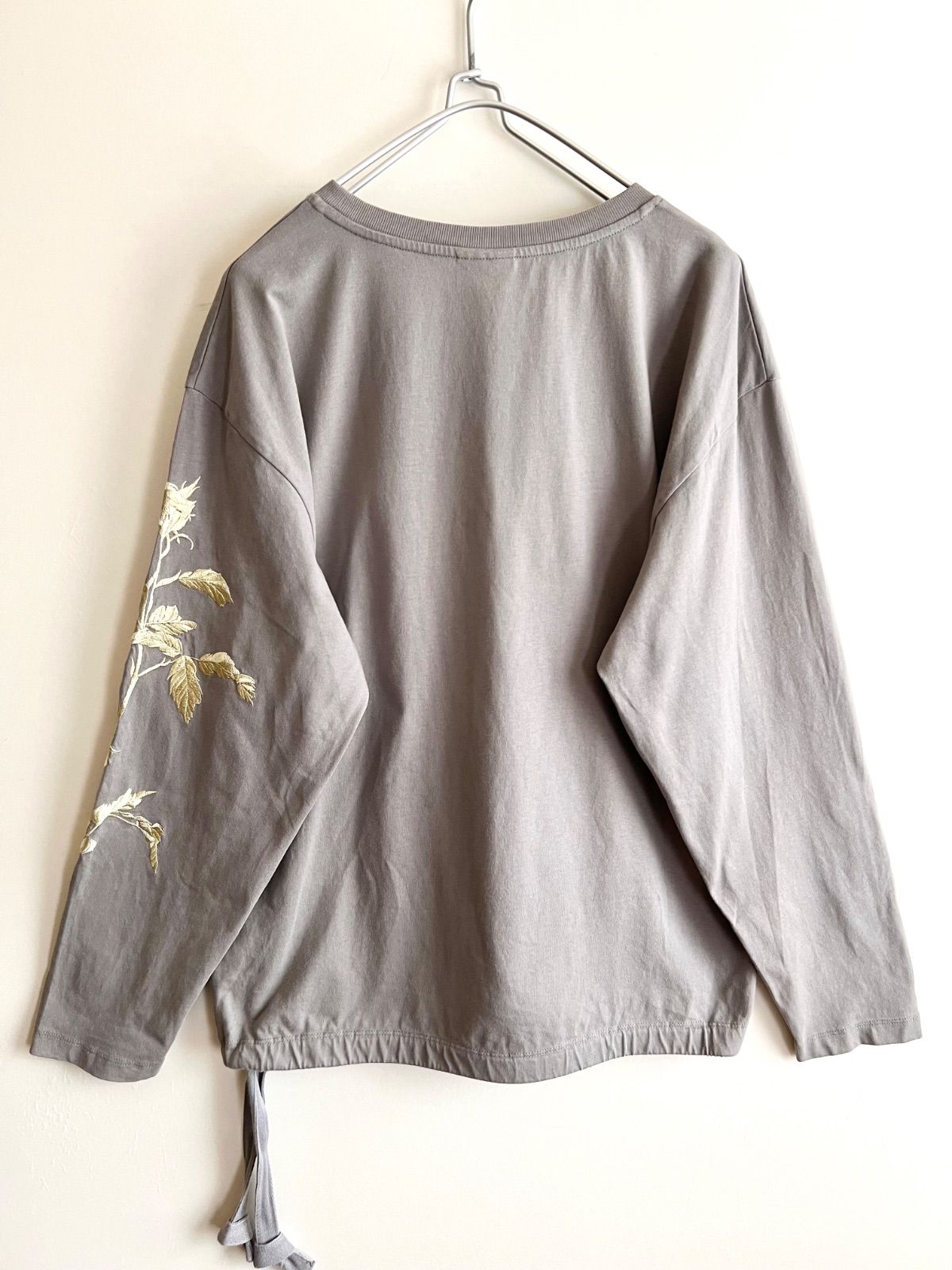 DRIES VAN NOTEN ドリスヴァンノッテン 袖刺繍 カットソー 中古・古着通販】DRIES VAN NOTEN (ドリスヴァンノッテン) 刺繍