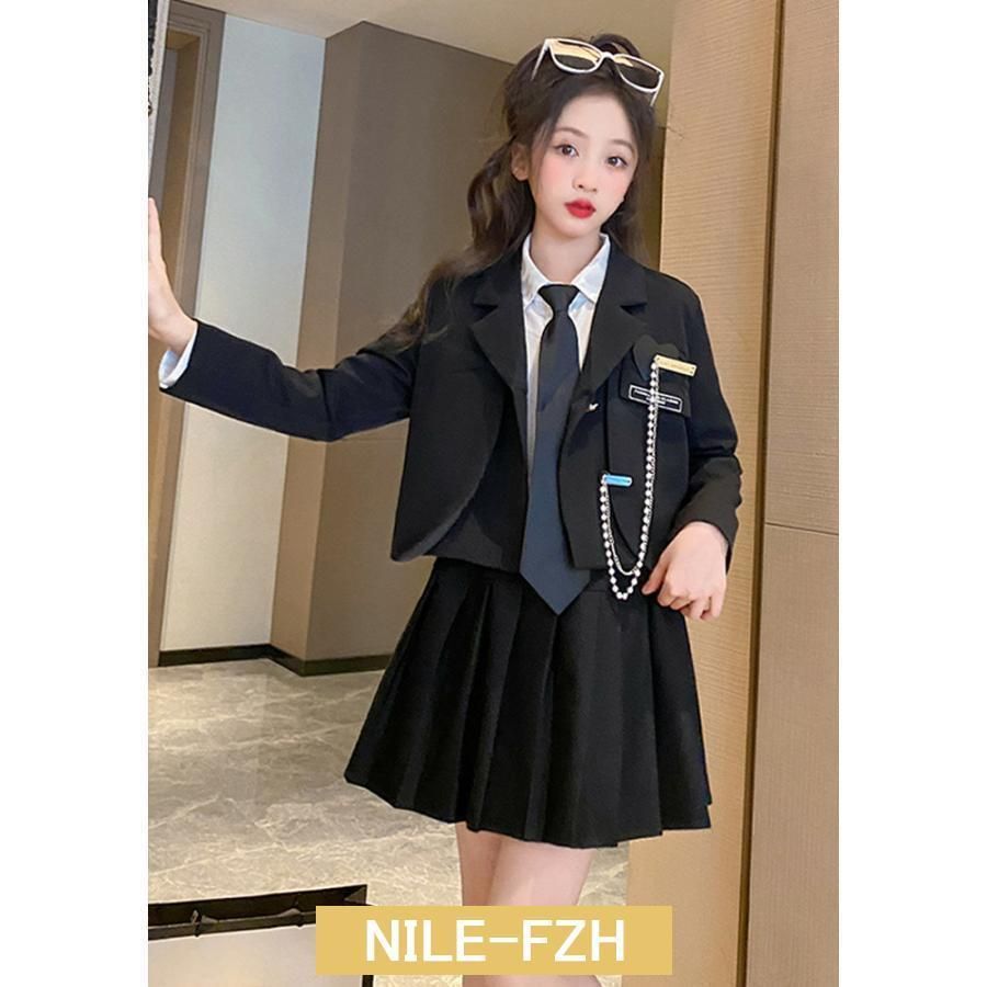 スカートスーツ