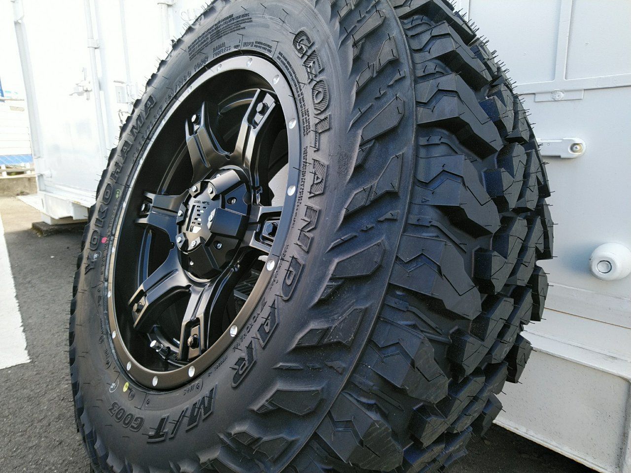 サーフ プラド ハイラックス FJクルーザー タイヤホイールセット ヨコハマ ジオランダー M/T 265/65R17 265/70R17 285/70R17  OutLaw 17インチ 新品4本セット - メルカリ