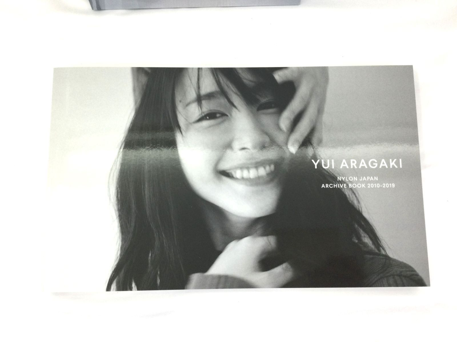 アート・デザイン・音楽 YUI ARAGAKI NYLON JAPAN ARCHIVE BOOK Amazon.com: Japanese actress / model / singer : YUI ARAGAKI
