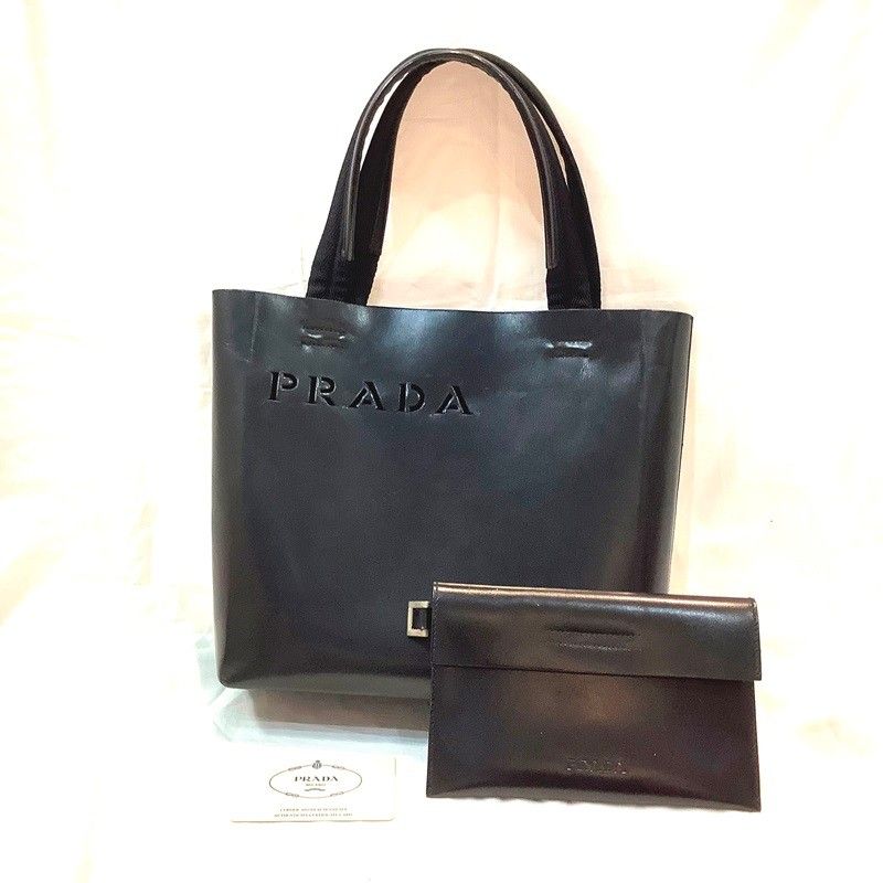 プラダ(PRADA)ロゴ型抜きレザートートバッグ ポーチ付き(繋ぎ プラダ(PRADA)ロゴ型抜きレザートートバッグ ポーチ付き(繋ぎ