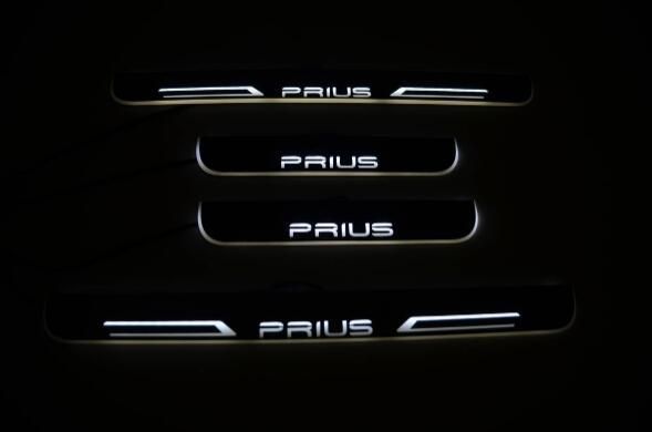【新品未使用】トヨタ プリウス スカッフプレート PRIUS LED 白 ホワイト 光る 流れる イルミネーション 連動 鏡面 シーケンシャル 4ピース