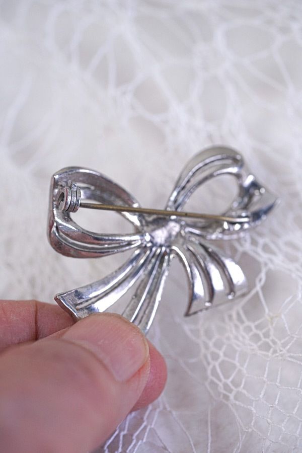 リボンモチーフが可愛いシルバーメタルにマーカサイトのブローチ1950