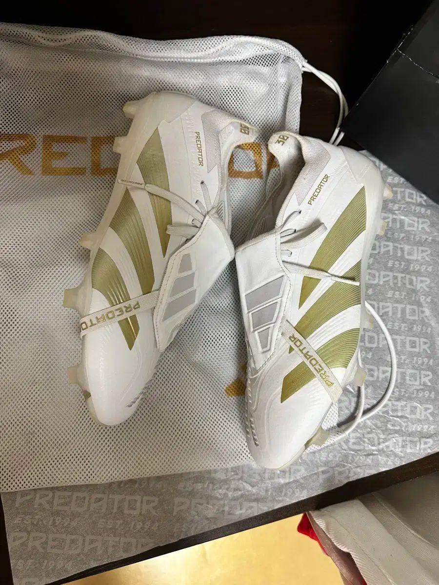 限定】アディダス 白金プレデター ゴールド フォールド オーバー