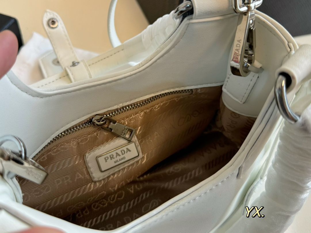 【PRADA】現地セール！ MOON PADDED ハンドバッグ ショルダー付 PRADAプラダ新作moon bagムーンバッグ、ハンドバッグ