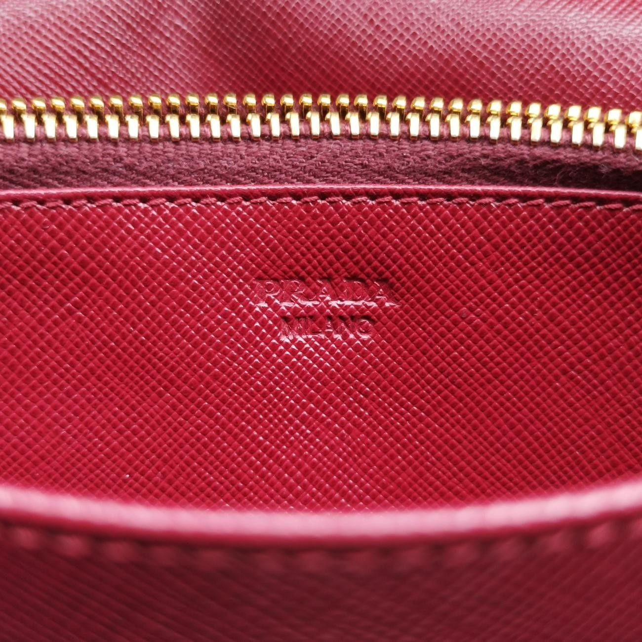 プラダPradaスリング バンドリエラレッドサフィアーノレザーBT1019107