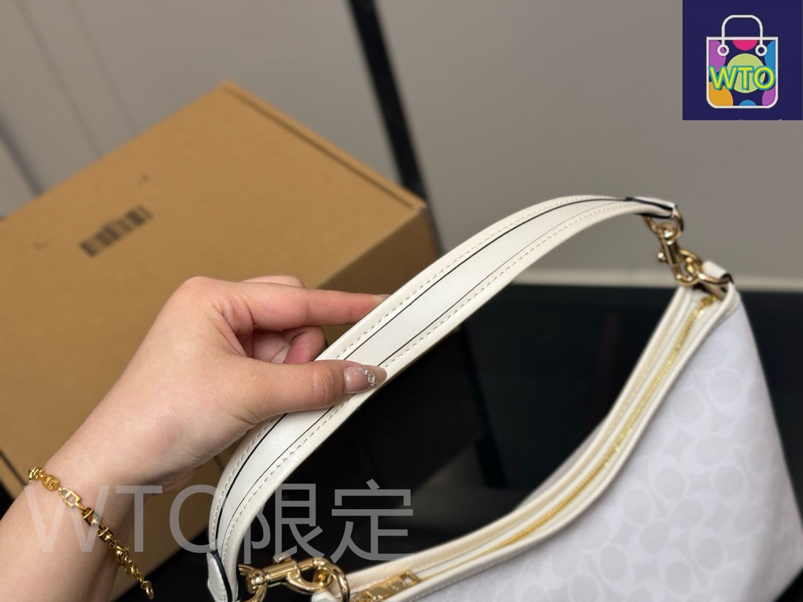 今日特価】Coach コーチ レイロールローミングバッグ 復刻版