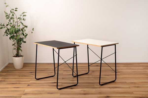 シンプルなワークデスク 天板表面