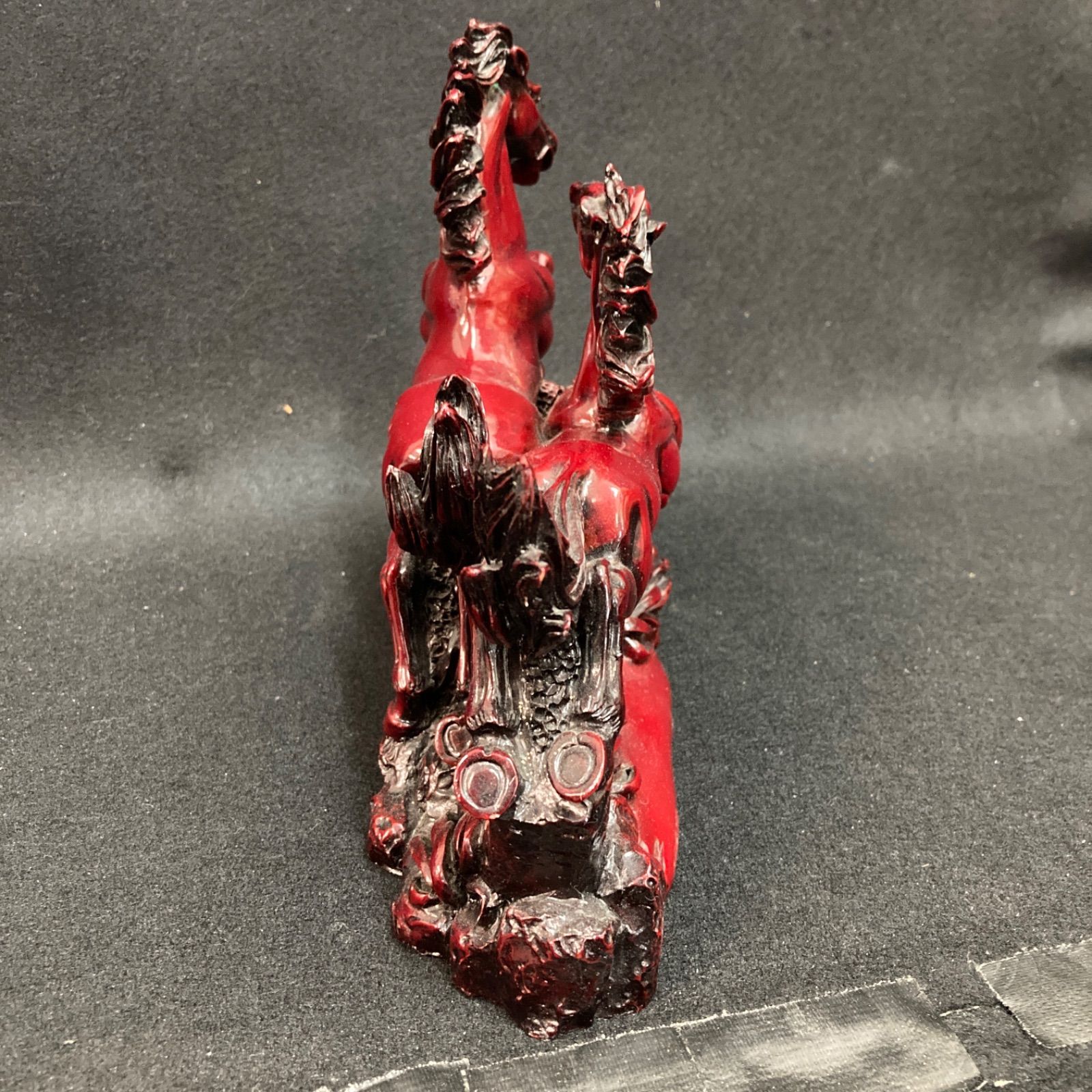 赤い馬の彫刻 木製？ 置物 幅約21cm 高さ約18cm 開運 風水 - メルカリ