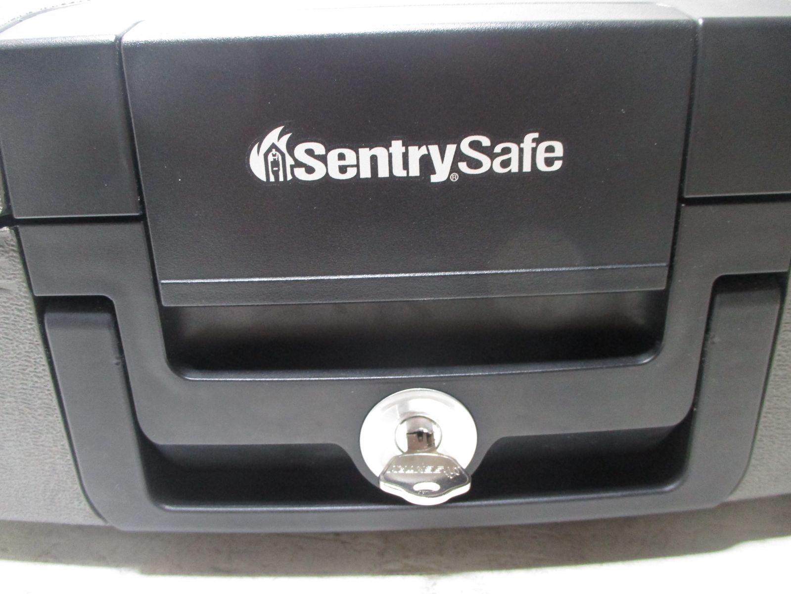 新品未使用の金庫 SALE☆【美品】Sentry Safe 耐火・防水金庫 鍵付き ポータブル 手提げ