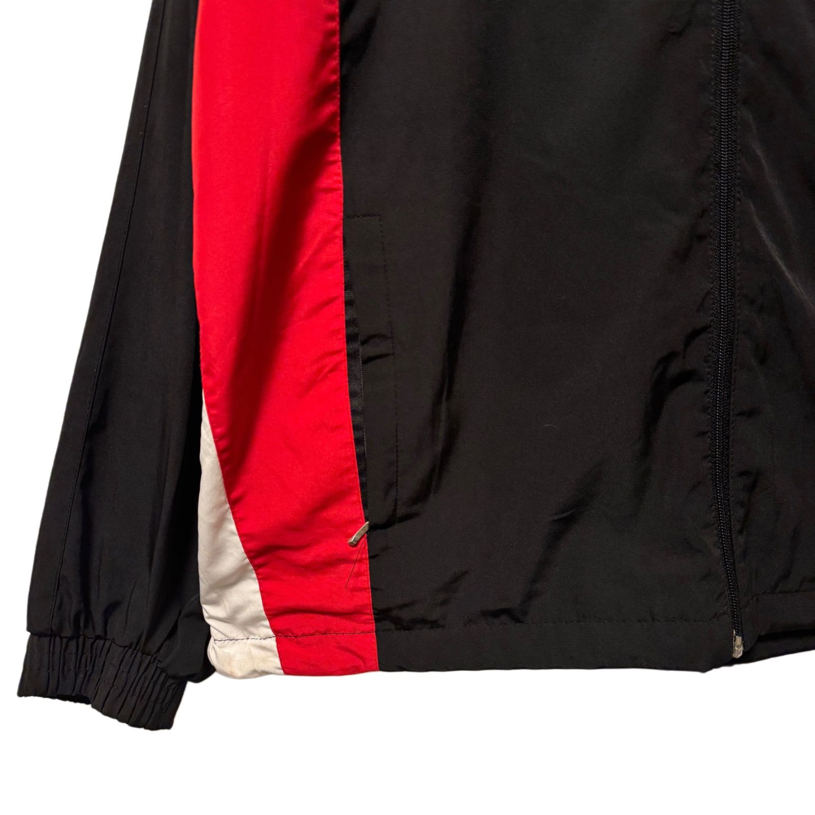 美品 UMBRO ナイロンジャケット L相当(表記95) ブラック×レッド 美品 UMBRO ナイロンジャケット L相当(表記95) ブラック×レッド