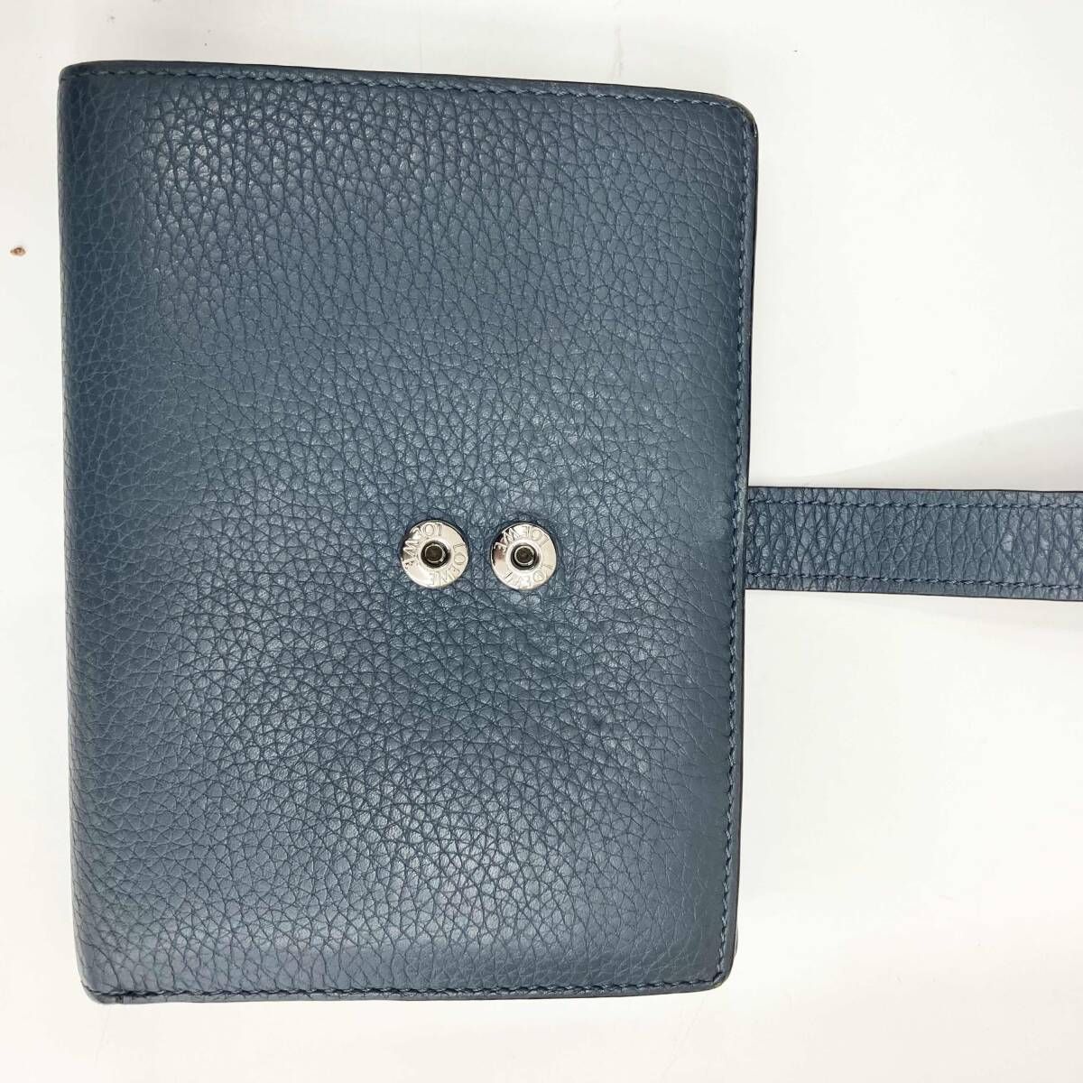 【完売必至】ロエベ エンボスレザーのバーティカル ウォレット 日本限定”ウォレットが登場！ エディターが「ロエベ」の財布を