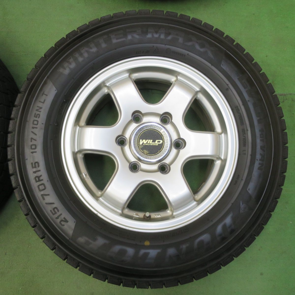 バリ溝！24年！ほぼ10分☆スタッドレス 215/70R15 107/105N ダンロップ 