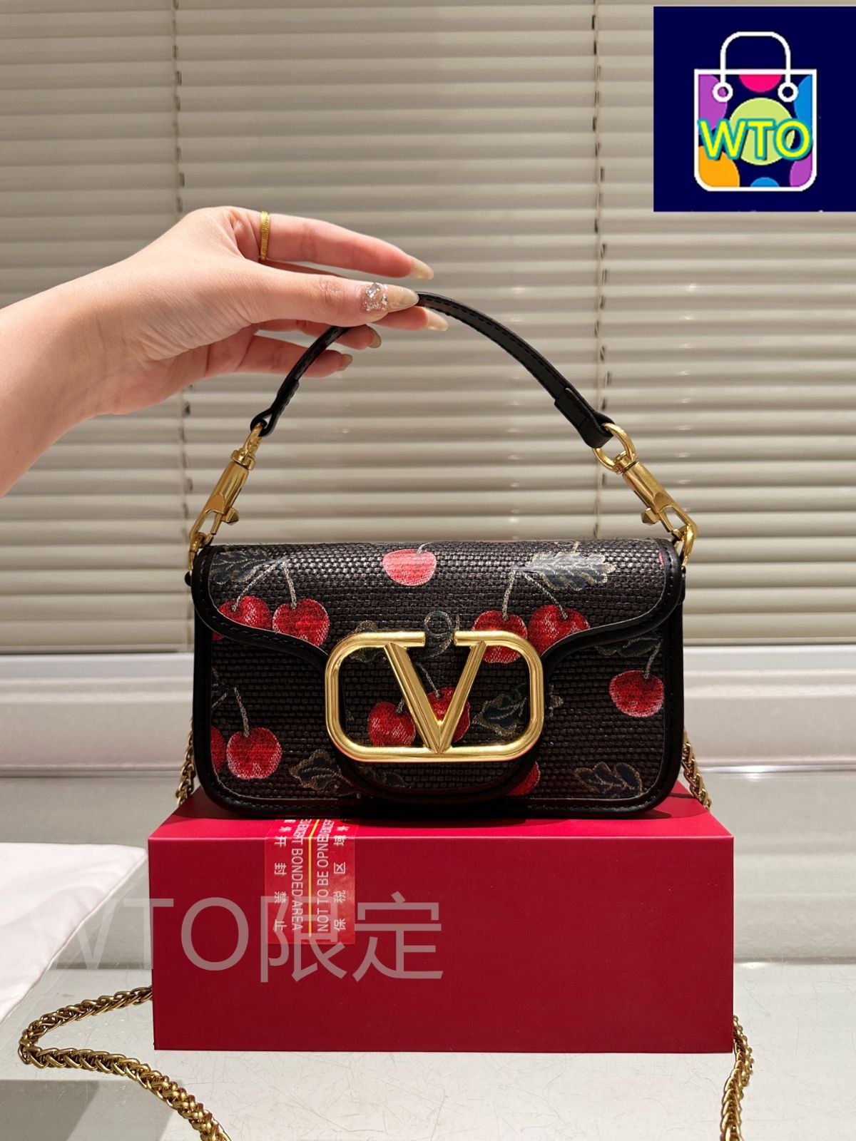 関税送料込み- VALENTINO VLOGO LOCO ショルダーバッグ Valentino Vlogo Loco Small Leather Shoulder Bag Women's