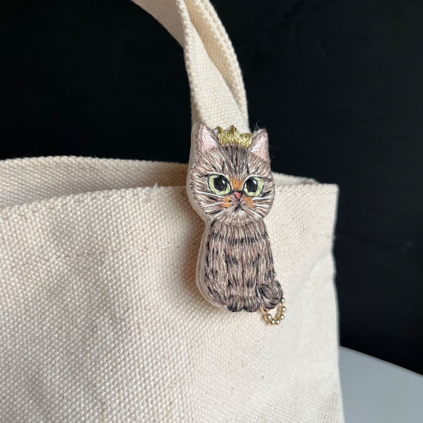 689］キジトラ王 猫の刺繍ブローチ 1点 - メルカリ