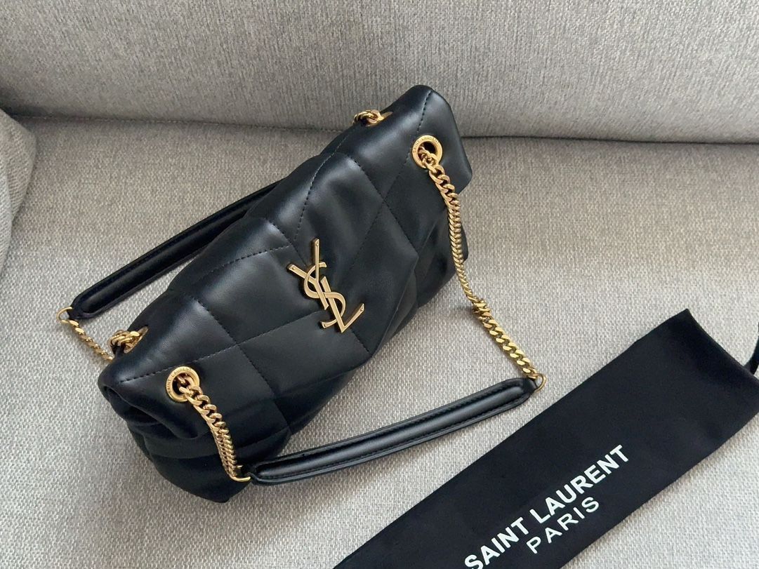✨未使用展示品✨　Yves Saint Laurent ビルポーチ　Vステッチ ✨未使用展示品✨Yves Saint Laurent ビルポーチVステッチ