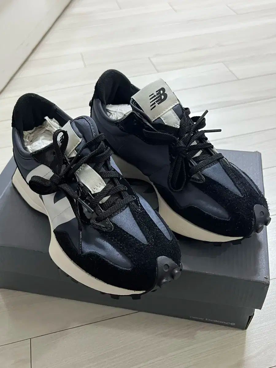 New Balance(ニューバランス) 327 女性用ブラックスニーカー