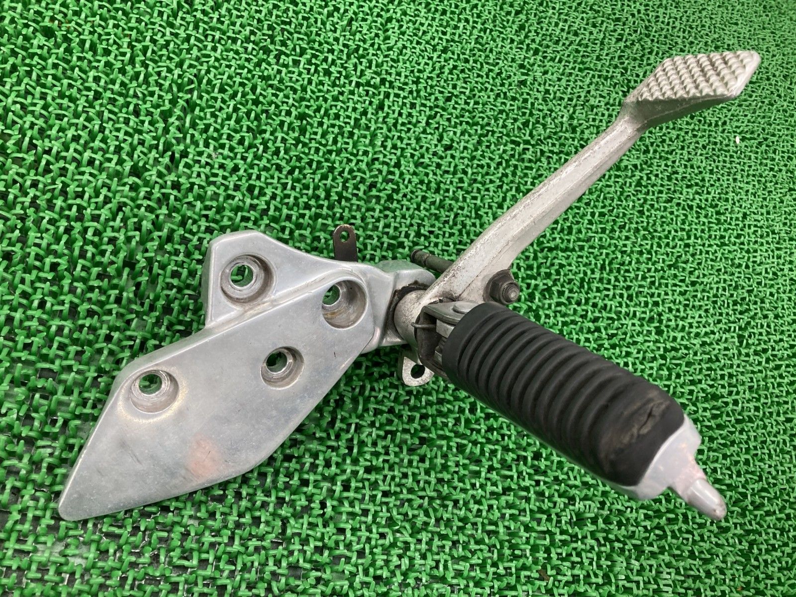 XJR1200 ステップ 右 4KG ヤマハ 純正 バイク 部品 メインステップ ブレーキペダル ペグ 曲がり無し 品薄 車検 Genuine 【】 30