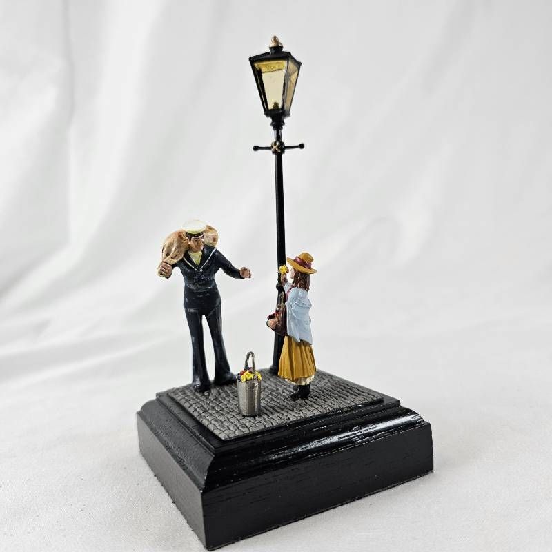 サマーセール開催中！ 1988年製 英国ヴィンテージ ファインアートミニチュア 花を売る少女とセーラー