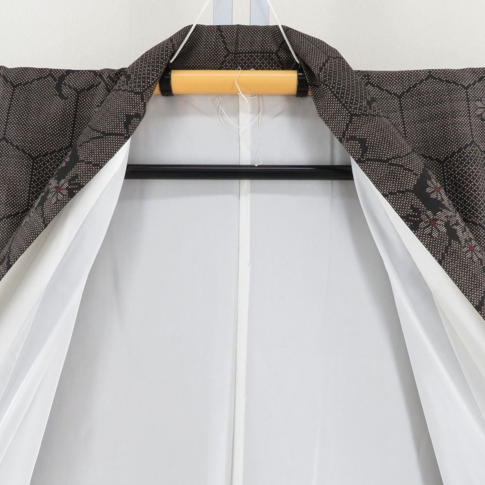 紬 着物 大島紬 黒色x茶色x赤色 亀甲に小花模様 袷 広衿 正絹 仕立て