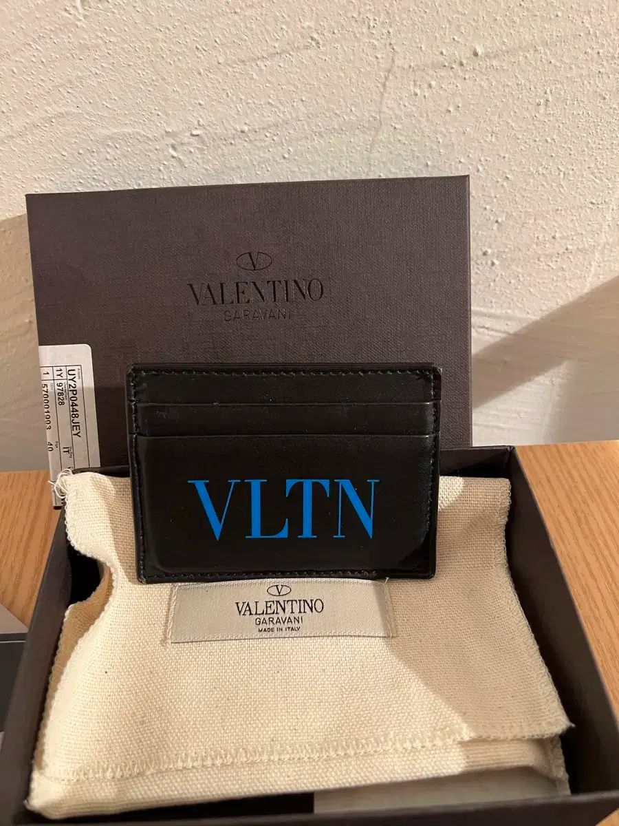 【付属品完備】ヴァレンティノ 財布 VLTN ブラック レザー VALENTINO ヴァレンティノ VLTN 財布 二つ折財布 ﾌﾞﾗｯｸ ｶｰﾌ ロゴ