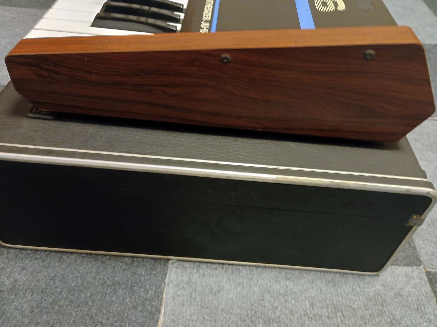 Roland JUNO-6
