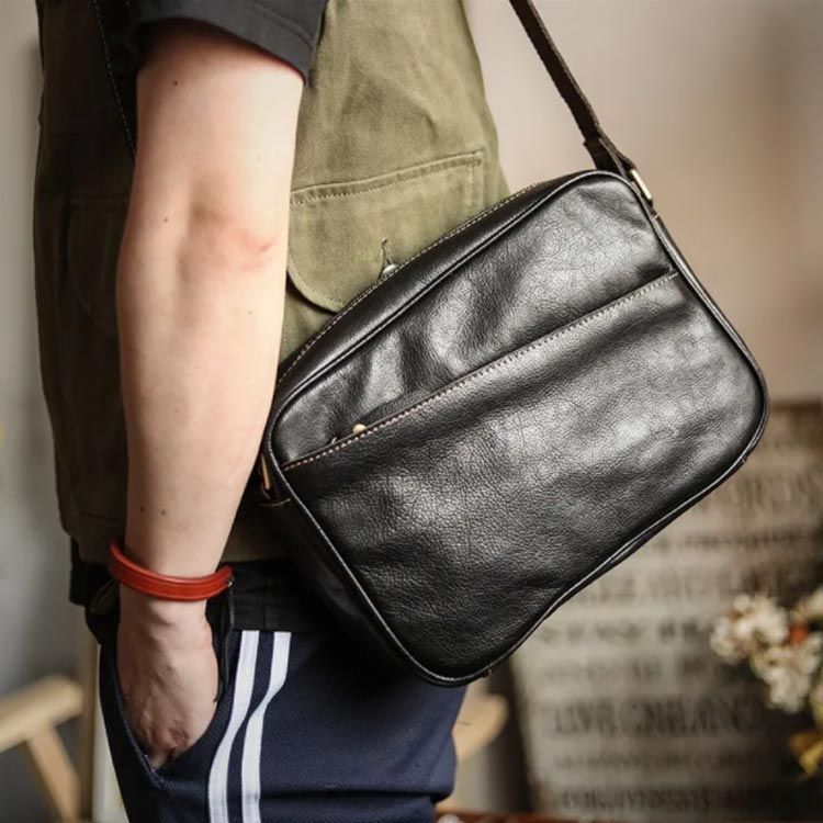 希少品 フェンディ ショルダー メッセンジャーバッグ ズッカ 斜め掛け 美品 フェンディ ズッカ レザー ショルダーバッグ 斜め掛け