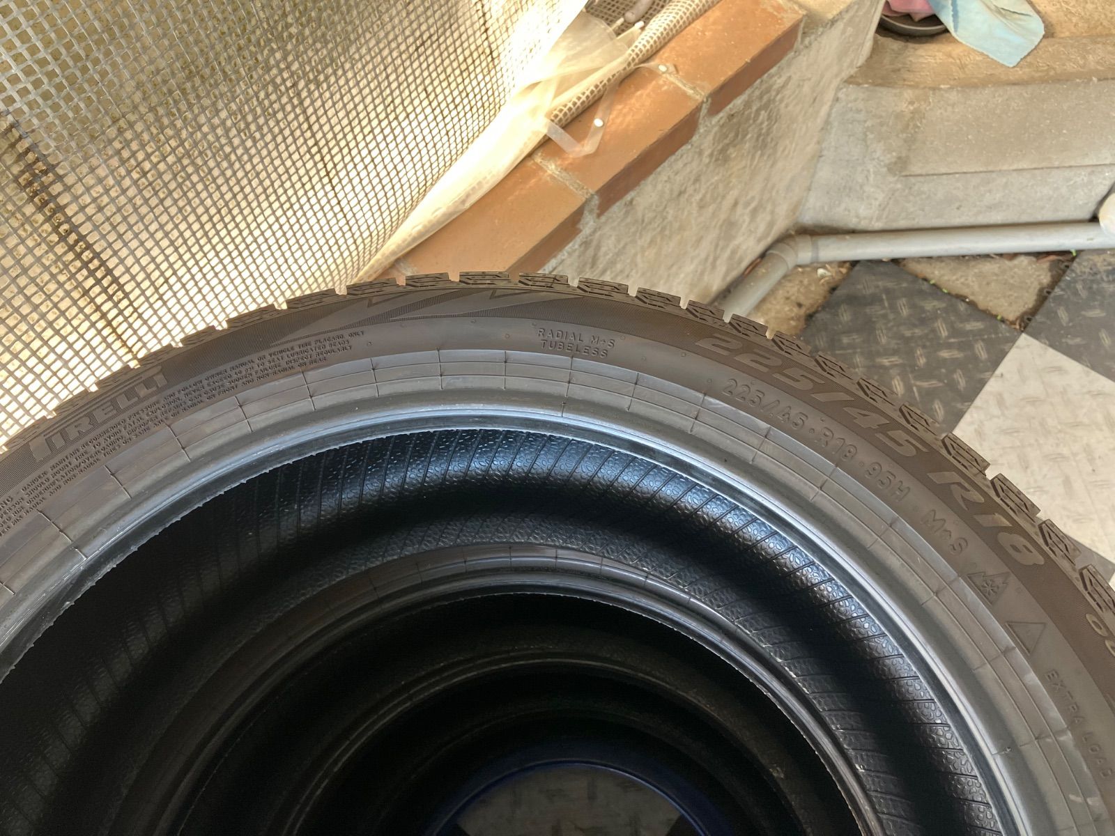 ASIMMETRICO ピレリ