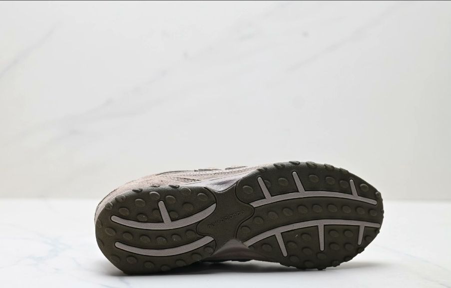 グレーベージュ