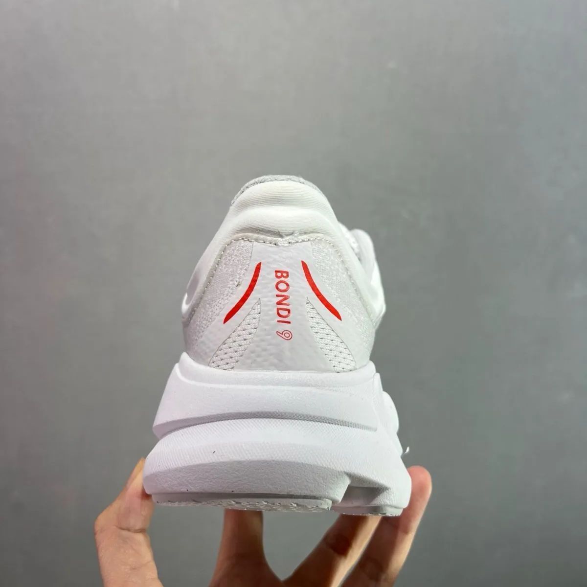 新品 Hoka One One Bondi 9 Triple ホカオネオネ ボンダイ9 白