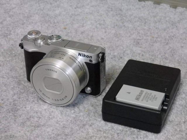 美品　Nikonミラーレス一眼 Nikon1 J5 標準パワーズームレンズキット Amazon | Nikon ミラーレス一眼 Nikon1 J5 標準パワーズーム