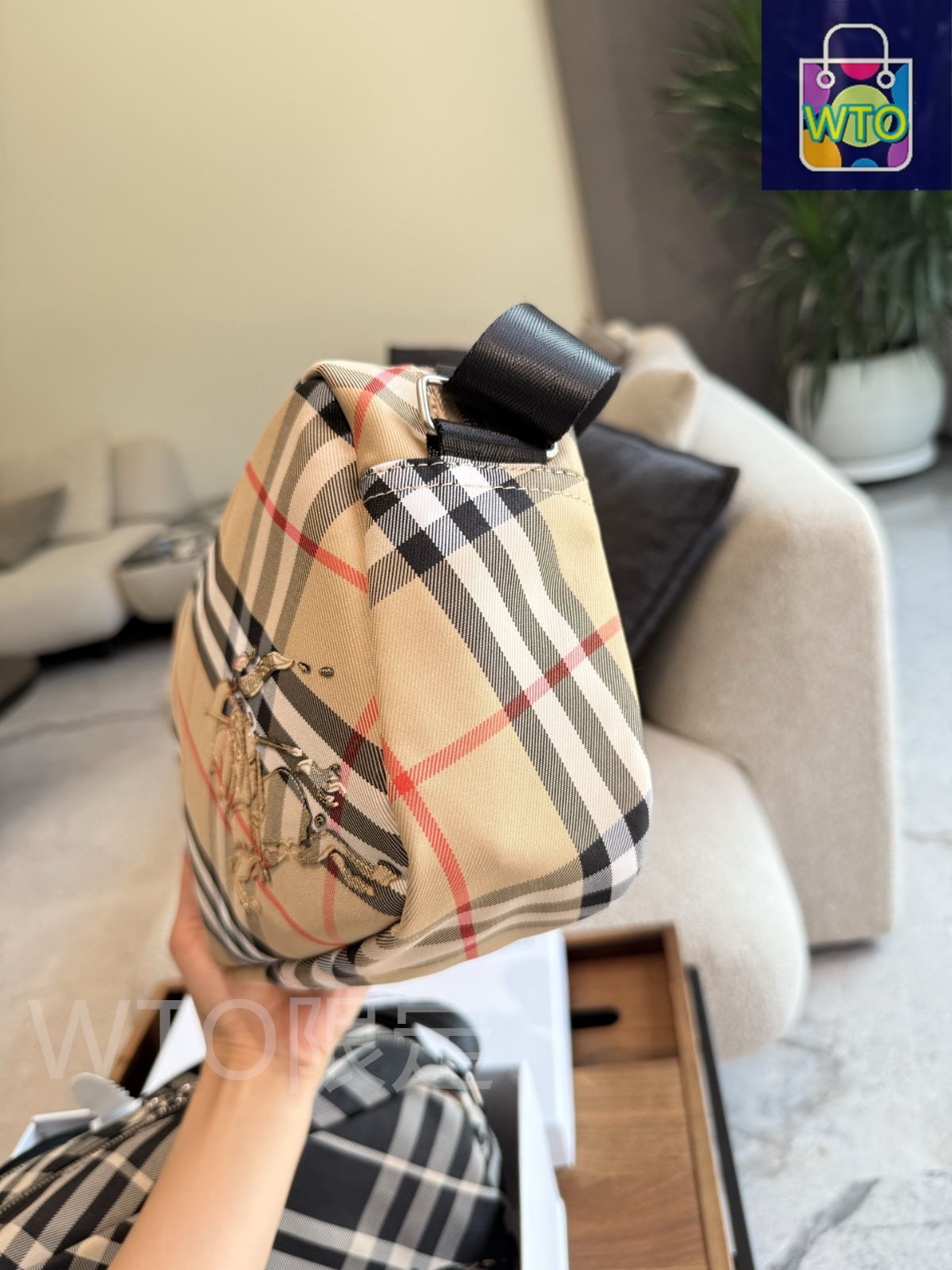 今日特価】Burberry バーバリー カメラバッグ 超軽量で容量に