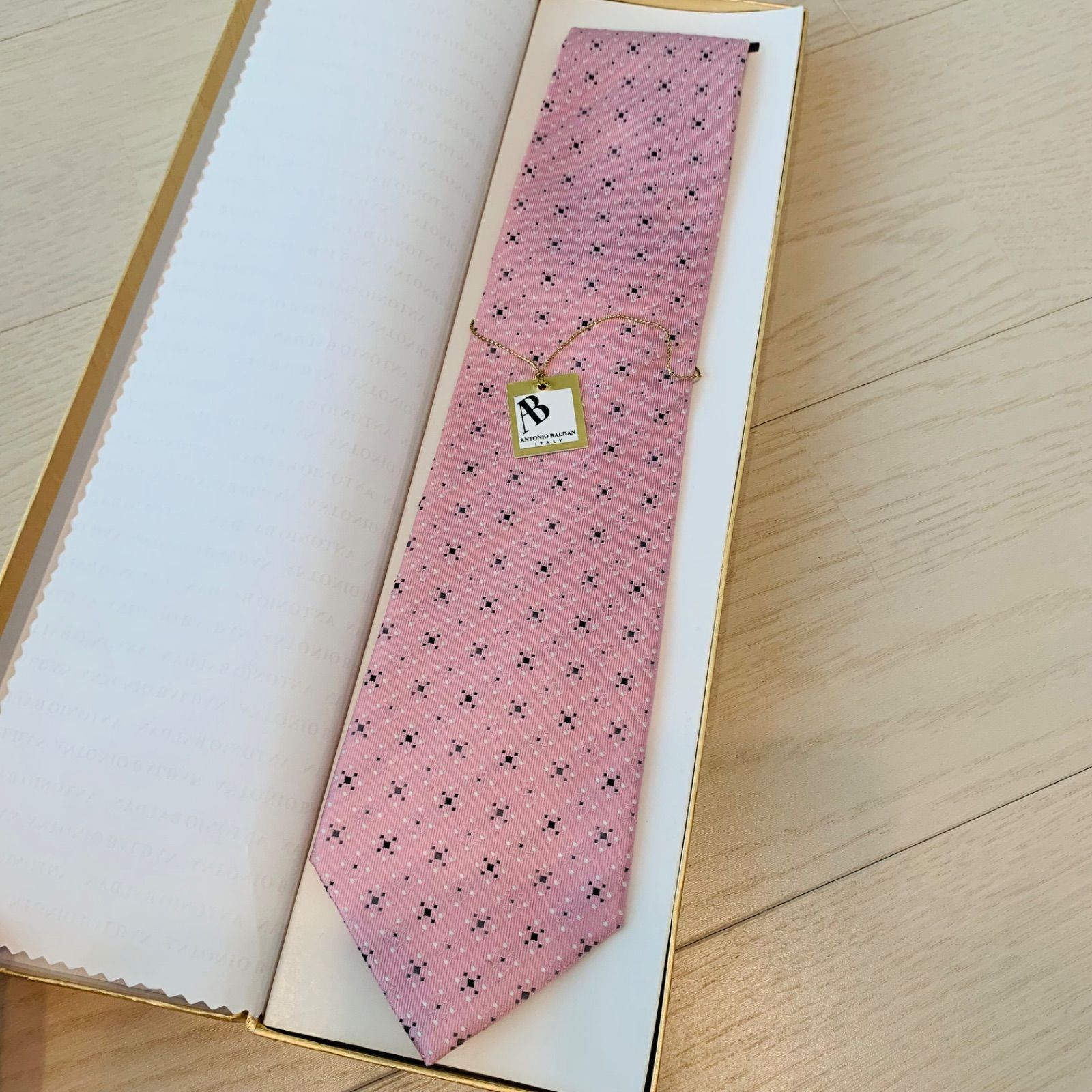 新品 高級イタリアブランド ピンク ネクタイ オシャレ