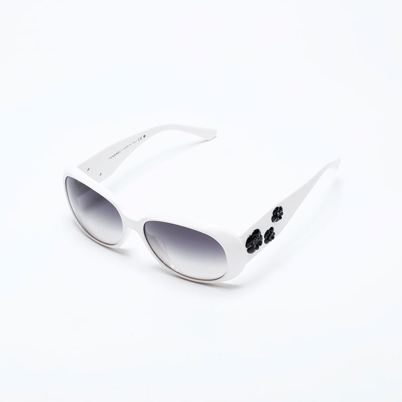 【美品】CHANEL サングラス カメリアココマーク付き　CH5113 ホワイト CHANEL サングラス カメリア ココマーク 5113 ブラック ホワイト