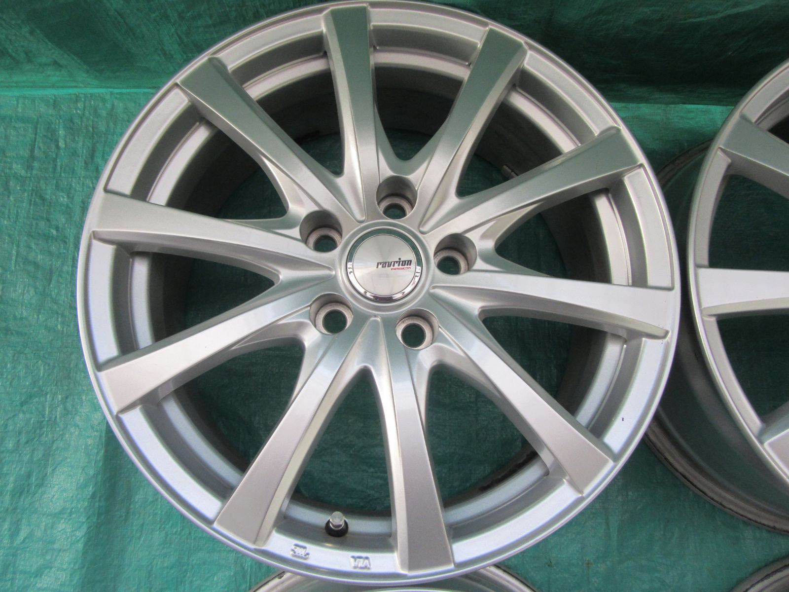 送料込み！ WEDS ウエッズ ravrion RS01 17インチ 7.0J 114.3 5H +39 