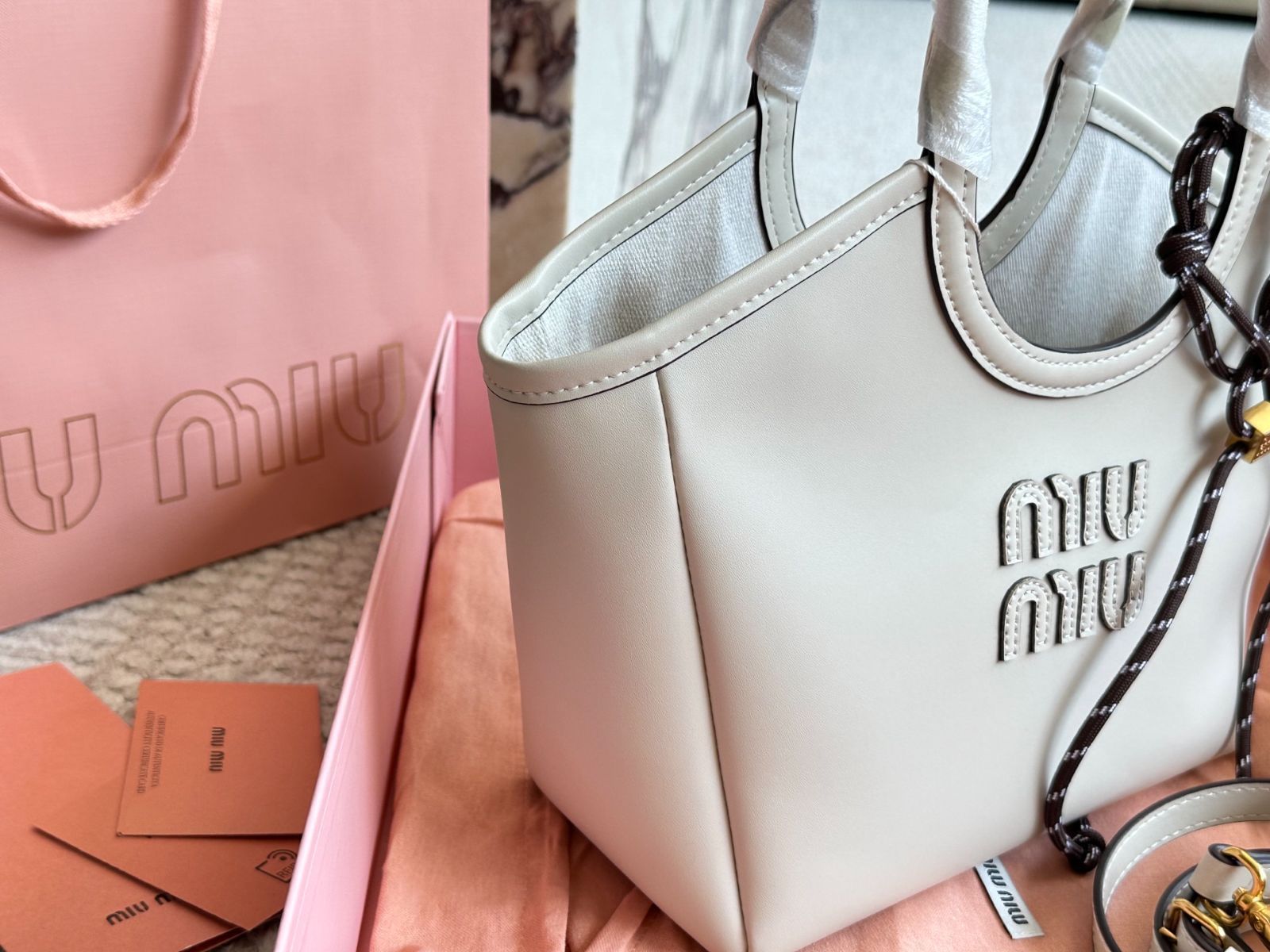 MIU MIU ベージュ レザー トートバッグ MIU MIU 限定モデル レザートートバッグ - コンパクトサイズ (22