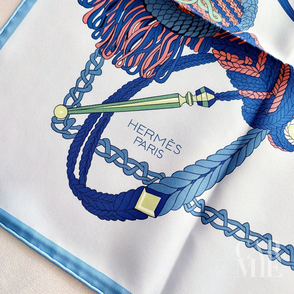 HERMES エルメス スカーフ カレ90 シルクツイル LE TIMBALIER ティンパニ奏者 ブルー・シエル - メルカリ