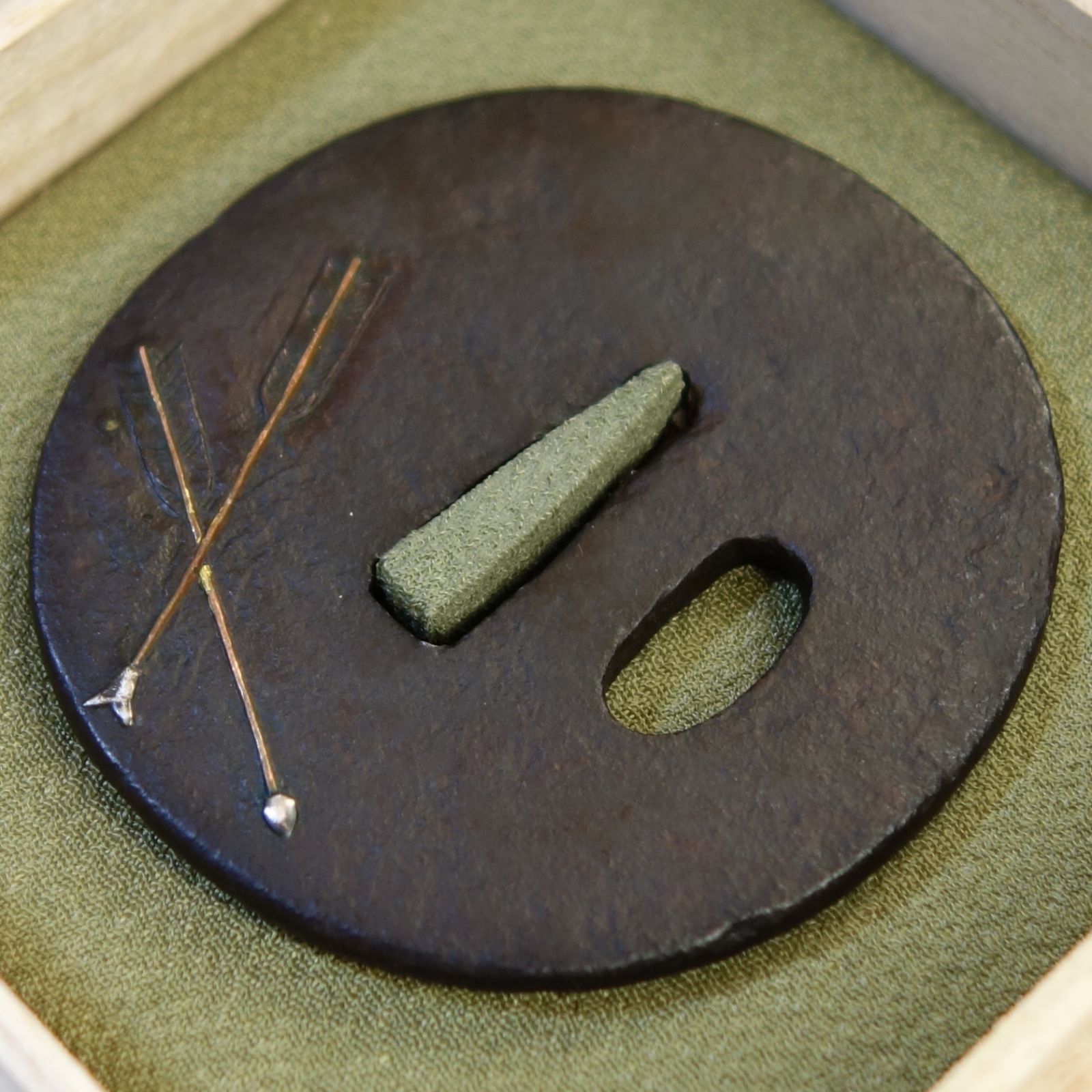 南蛮鍔　刀装具　日本刀　骨董品　武具 鍔 【 鉄地 鍍金 南蛮鍔 】(鍔箱付き) 日本刀 刀装具 鐔 骨董 古